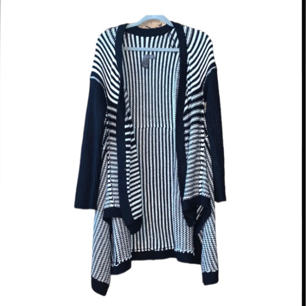 Quinn Black and White Contast Sleeve Chunky Sweater Wrap Size Medium